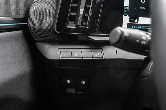 Klimakontroll og vindusknapper samlet for praktisk betjening.