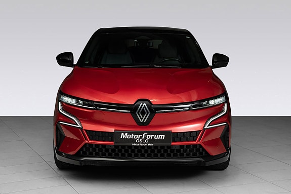 Elegant front med LED-lys og stor, tydelig grill.