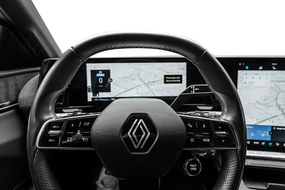 Dobbel touchskjerm for intuitiv kontroll og navigasjonssystem.