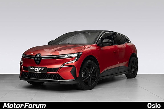 Flott bil med mørke detaljer og moderne frontdesign.