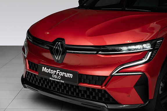 Viser bilens markante front med LED-lys i showroom.