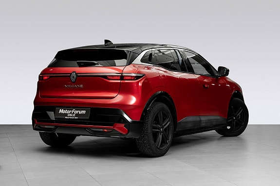 Sportslig bakpart med kontrasttak og stilige LED-lys.