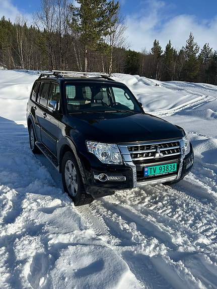 Mitsubishi Pajero 2 of 11