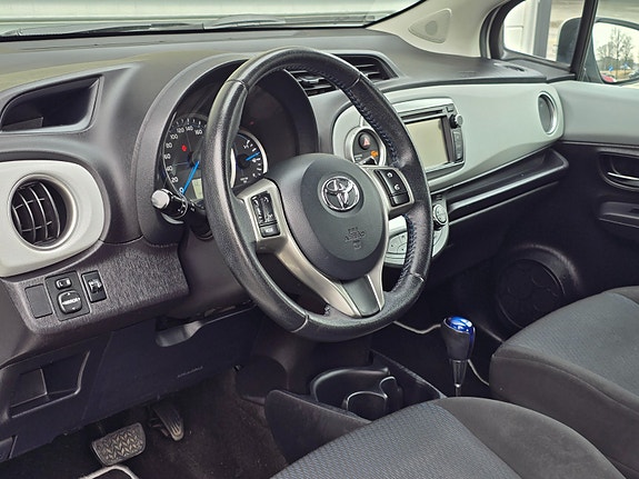 Toyota Yaris 2 of 26