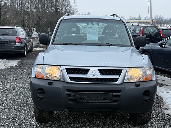 Mitsubishi Pajero 4 of 5