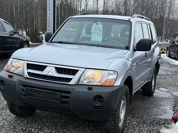 Mitsubishi Pajero 3 of 5