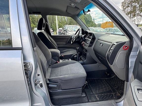 Mitsubishi Pajero 9 of 30
