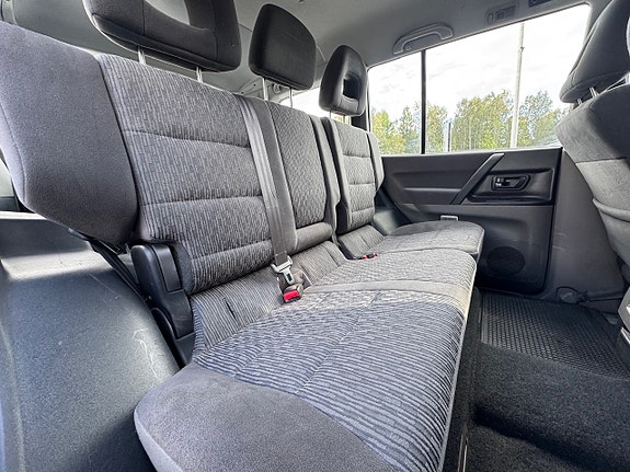 Mitsubishi Pajero 12 of 30
