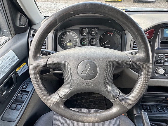 Mitsubishi Pajero 18 of 30
