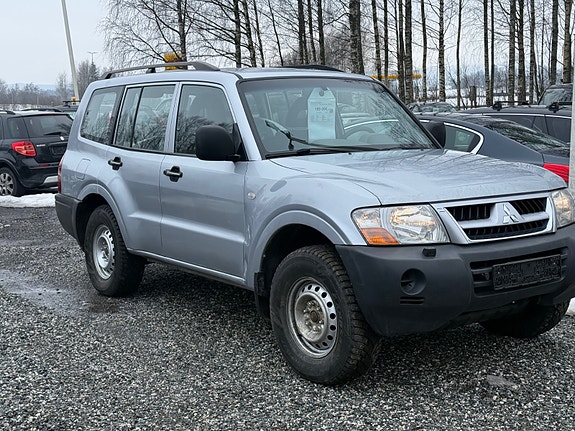 Mitsubishi Pajero 2 of 5