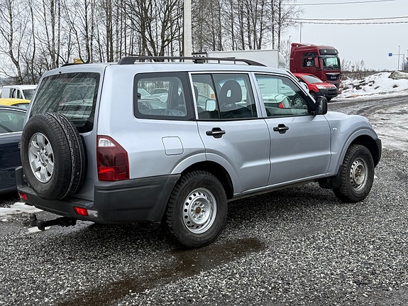 Mitsubishi Pajero 5 of 5
