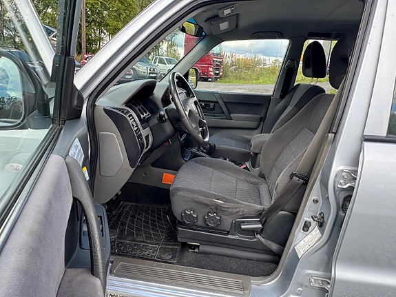 Mitsubishi Pajero 8 of 30