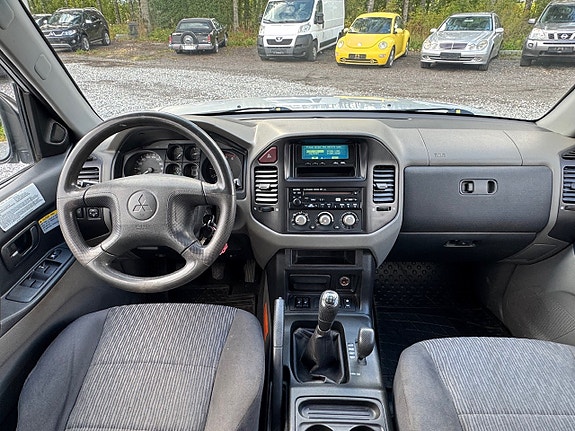 Mitsubishi Pajero 17 of 30