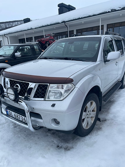 Nissan Pathfinder 2 of 5