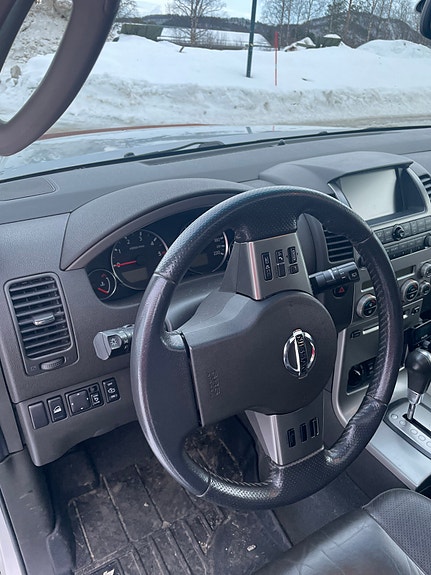 Nissan Pathfinder 3 of 5