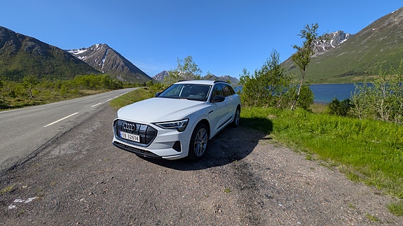 Audi e-tron 3 of 5