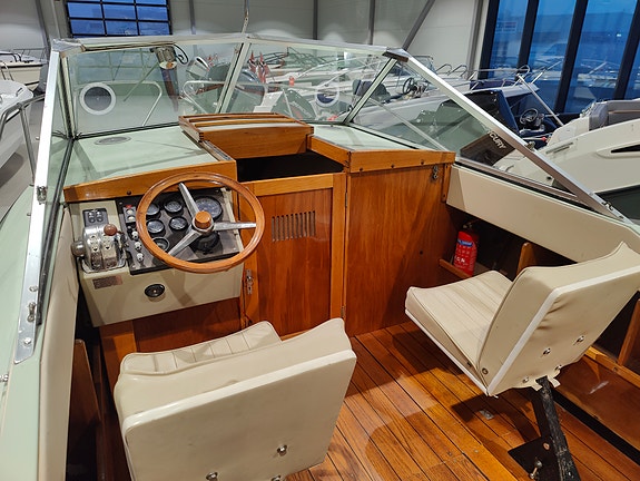 Velholdt og oppgradert Klassisk Coronet 21 DC med 2005 Volvo Penta 4,3! 10 of 30