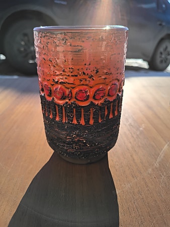 Råtøff FAT LAVA vase i nydelige rød og orange toner fra svenske Norrmans Motala
