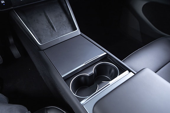 Tesla Model Y 22 of 30
