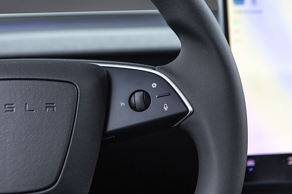 Tesla Model Y 13 of 30