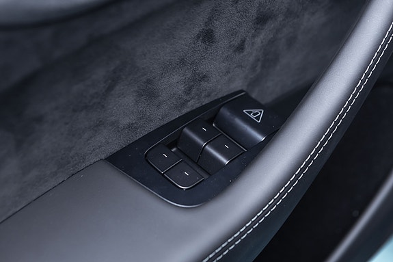 Tesla Model Y 23 of 30