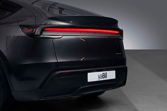Tesla Model Y 6 of 30