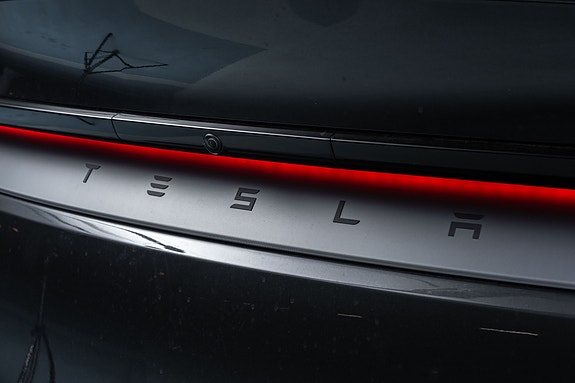 Tesla Model Y 9 of 30