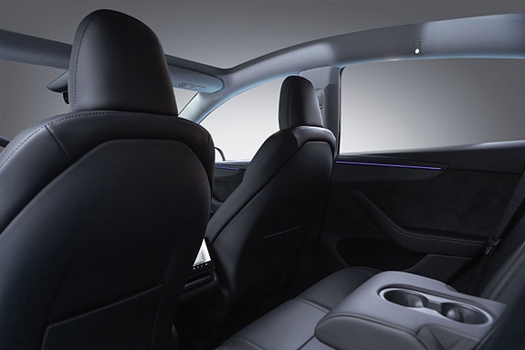 Tesla Model Y 28 of 30