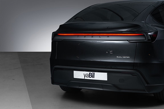 Tesla Model Y 8 of 30