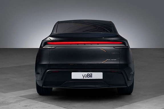 Tesla Model Y 7 of 30