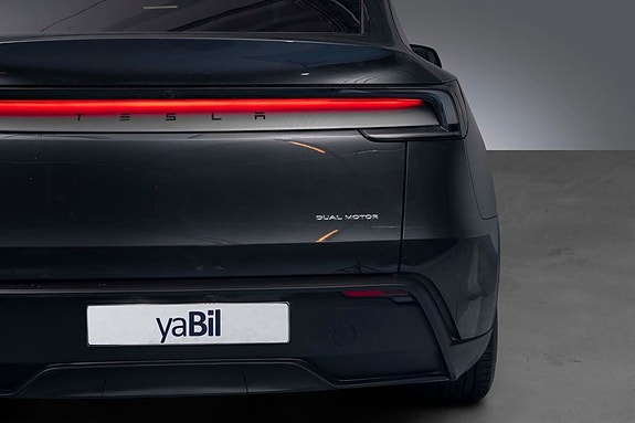 Tesla Model Y 8 of 30