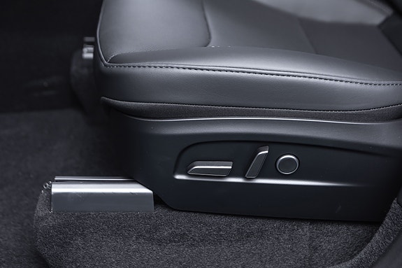 Tesla Model Y 25 of 30