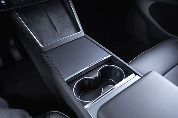 Tesla Model Y 22 of 30