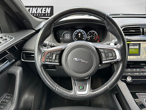 Jaguar F-PACE 15 of 23