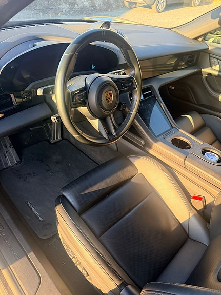 Porsche Taycan Cross Turismo 7 of 12