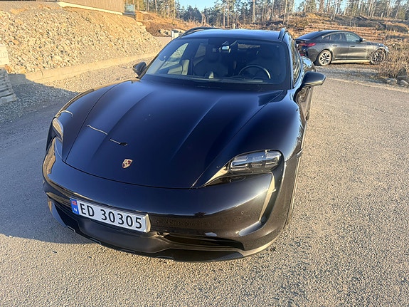 Porsche Taycan Cross Turismo 4 of 5