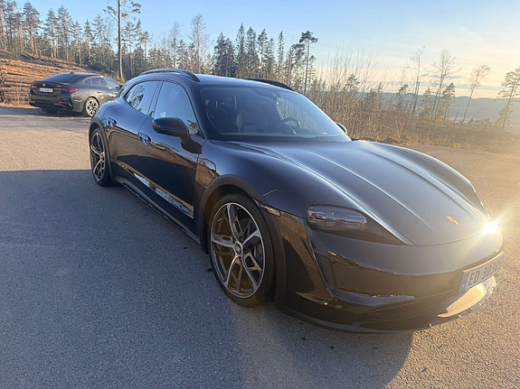 Porsche Taycan Cross Turismo 2 of 5