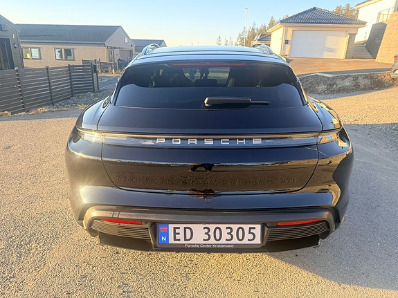 Porsche Taycan Cross Turismo 6 of 12