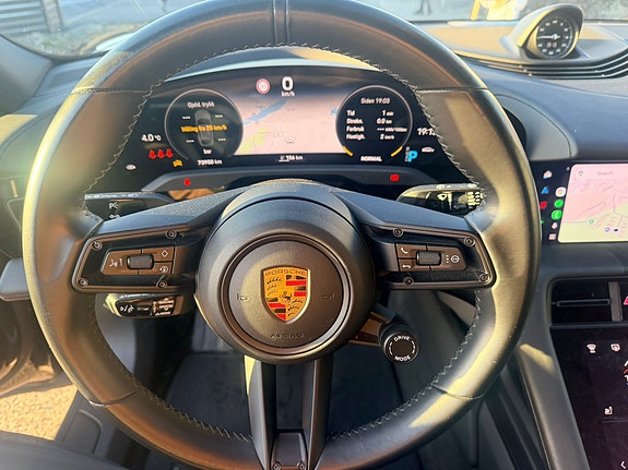Porsche Taycan Cross Turismo 11 of 12