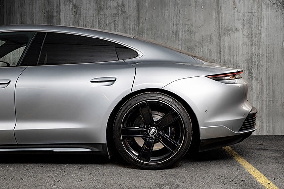 Porsche Taycan 10 of 30