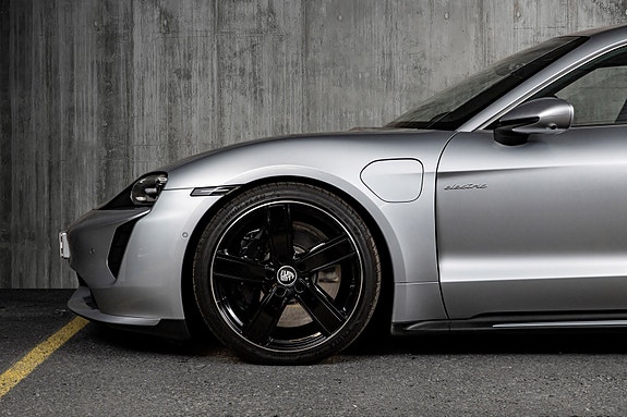 Porsche Taycan 9 of 30