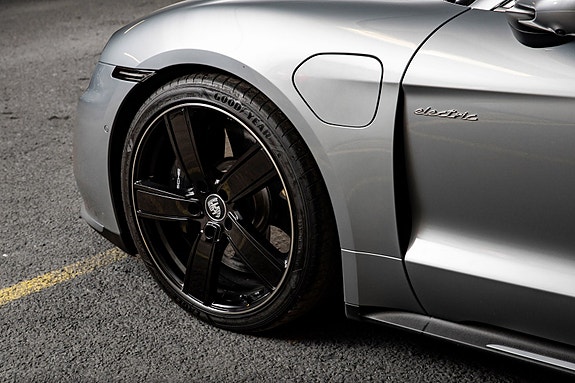 Porsche Taycan 17 of 30