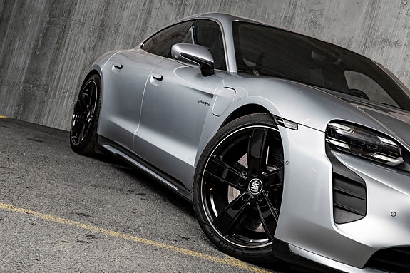 Porsche Taycan 8 of 30