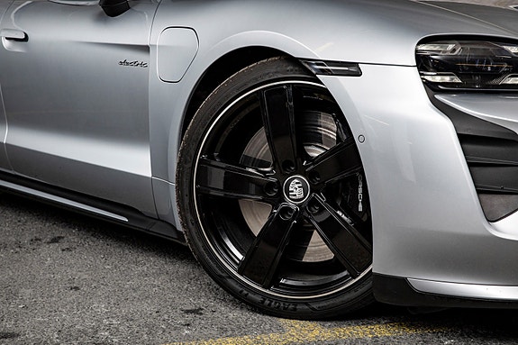 Porsche Taycan 16 of 30