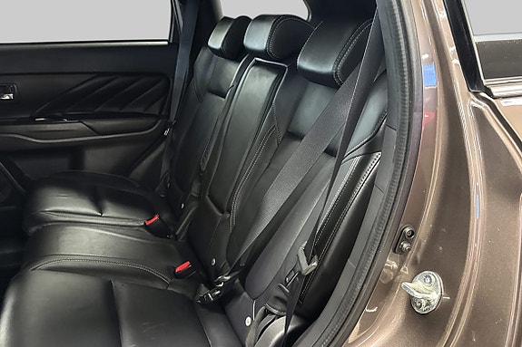 Romslige bakseter i skinn med sikkerhetsbelter for hele familien.