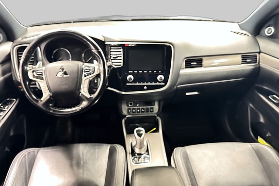 Berøringsskjerm med intuitiv kontroll og komfortable skinnseter.