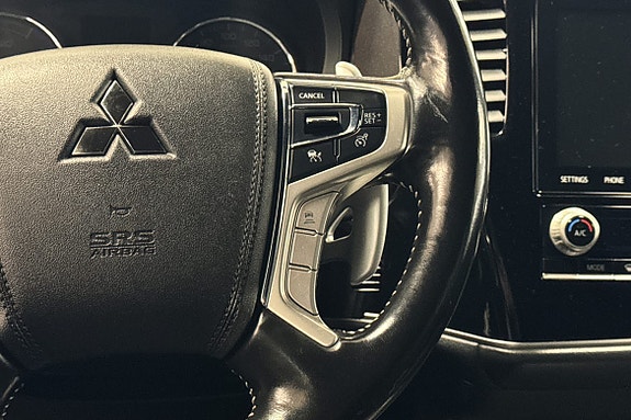 Detaljert rattbilde med kontrollknapper og digital førerinfo.