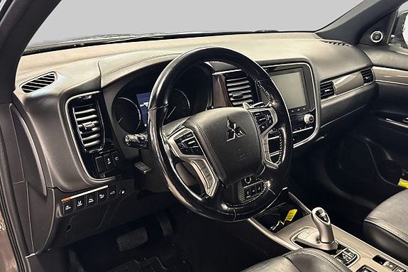 Innovativ midtkonsoll med touchscreen og digitalt førerdisplay.