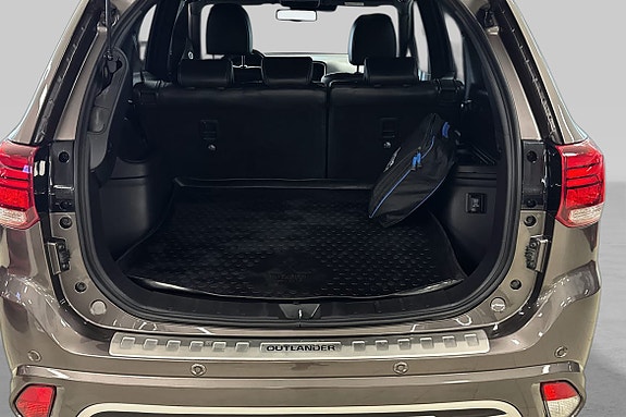 Romslig bagasjerom på 731 liter med praktisk lasteløsning.