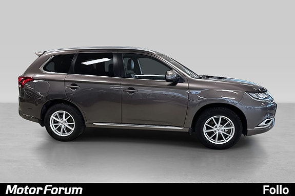 Sideprofil med aluminiumsfelger og tidsriktige kromdetaljer for stil.